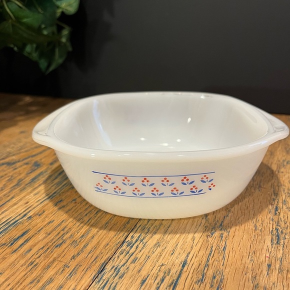 Milk Glass Dynaware Pyr-o-rey Flower Pattern withh lid - Picture 3 of 11